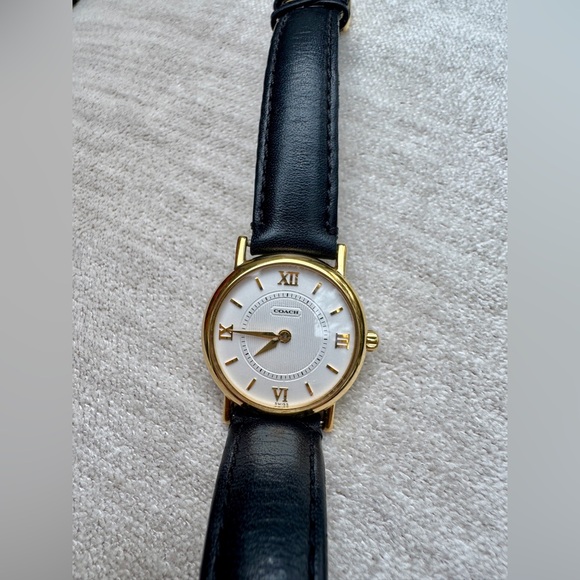 COACH Vintage Gold Round Watch - Picture 4 of 9